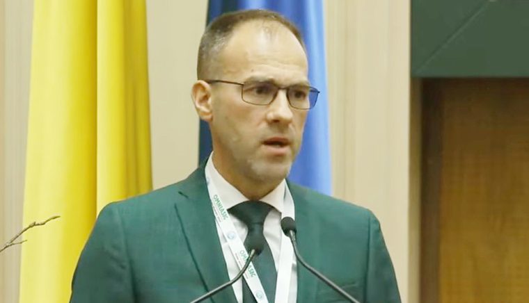 Un nou scandal zguduie Consiliul Judeţean. Şeful de la Evidenţa Populaţiei Argeş, acuzat de un superior de la Bucureşti că a blocat digitalizarea oficiilor de stare civilă din judeţ. Directorul de la Evidenţa Populaţiei pe ţară afirmă că judeţul Argeş utiliza o bază de date proprie, paralelă cu cea naţională