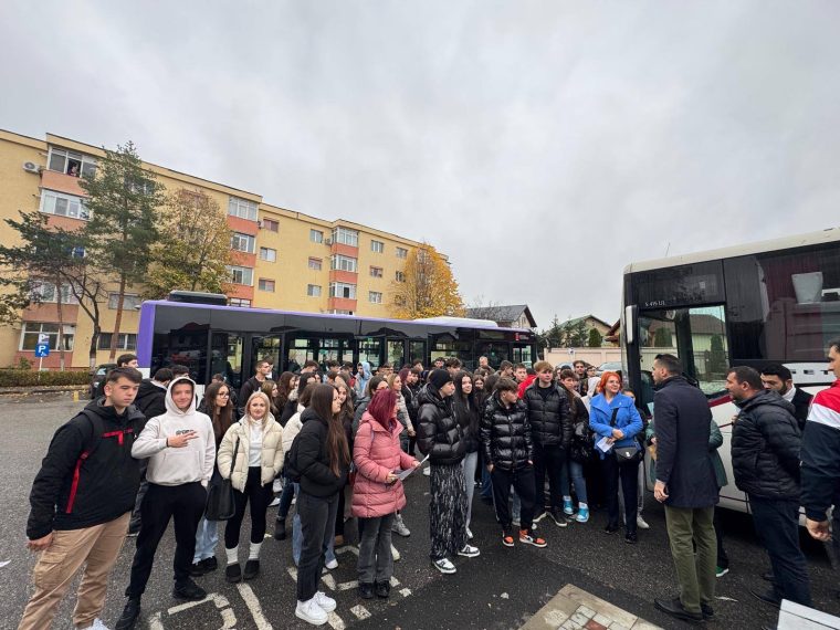 Pitești: Acțiune de informare și conștientizare privind colectarea selectivă a deșeurilor în cartierul Trivale