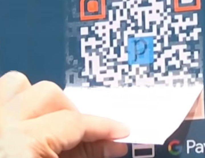 Percheziții în București și Teleorman după lipirea codurilor QR false în parcările din Capitală