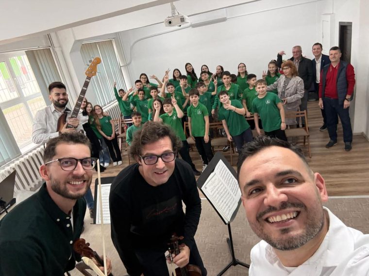 Artiștii Filarmonicii Pitești fac vizite în școli. O oră de muzică altfel