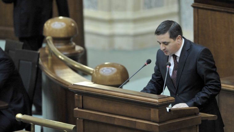 Fost senator reținut de DNA pentru că i-ar fi promis un milion de euro ministrului Apărării, Ionuț Moșteanu