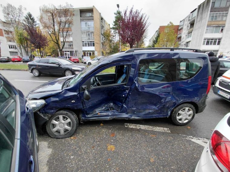 Accident la Pitești, pe Calea București. Trei răniți, luați cu ambulanțele