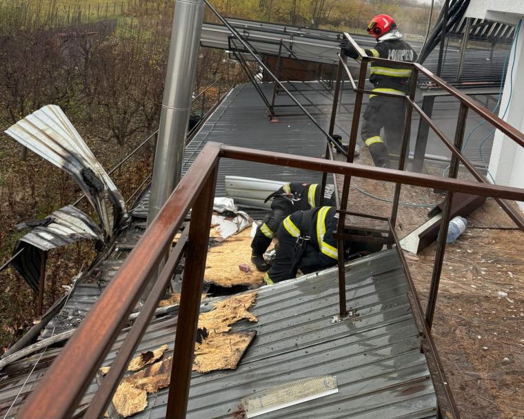 Incendiu în Argeș, la Țițești. S-a aprins podul unei case