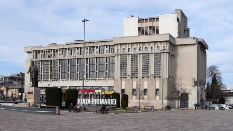 Accident la Pitești, în parcarea Teatrului. Fapta unei șoferițe neatente