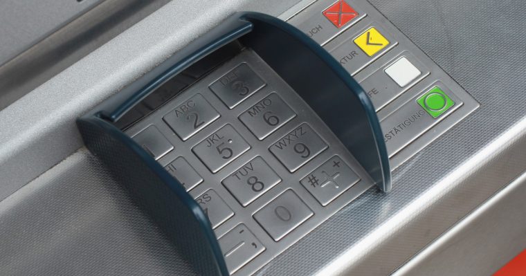 Paznicul unei bănci, arestat după ce a furat peste 68.000 lei și 9.750 euro din bancomat