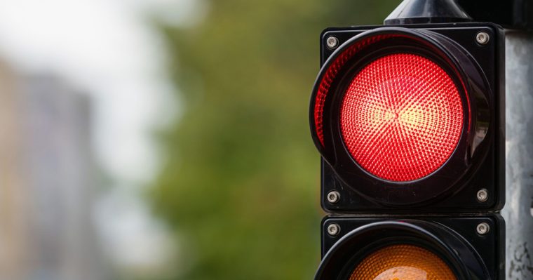 Oraşul care testează semafoarele inteligente: depășești viteza, stai 10 secunde la roșu