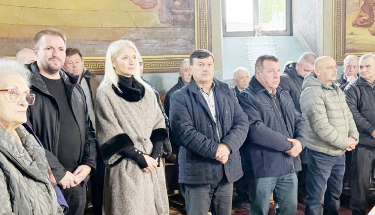 Alina Gorghiu, la slujba de hram a bisericii din Mihăeşti