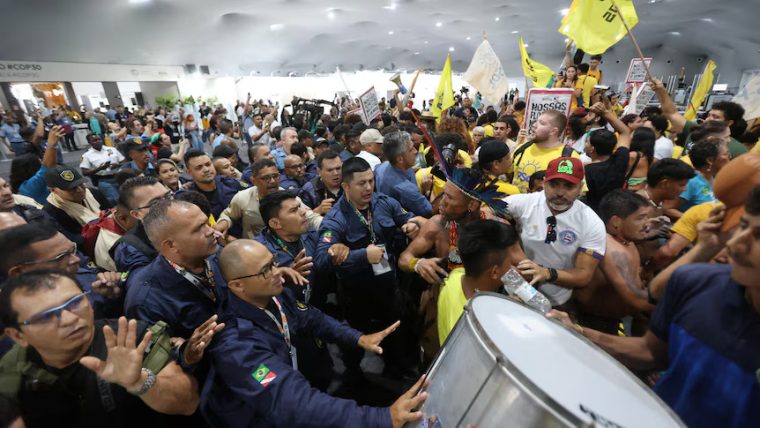 Protest violent în Brazilia, la COP30: manifestanți înarmați cu bâte au pătruns în sediul summitului
