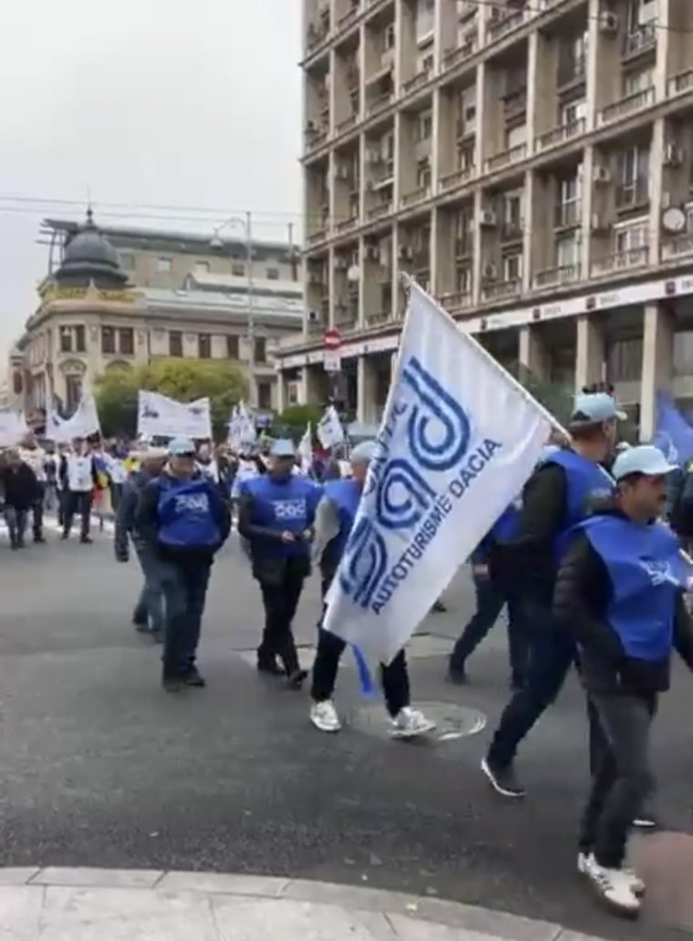 Video. Peste 500 de sindicaliști de la Dacia protestează la București