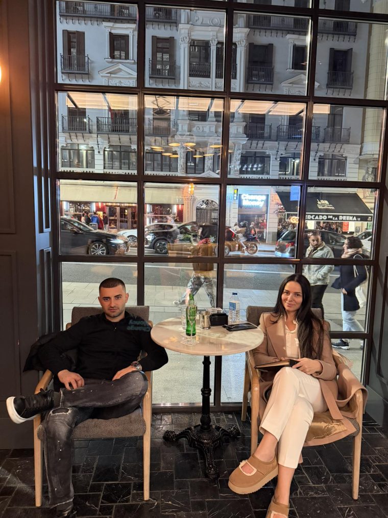 Tatăl îndurerat al fetiței moarte la dentist este muscelean stabilit în Pitești