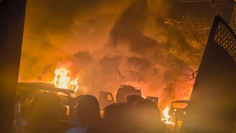 Explozie devastatoare cu zeci de victime într-o secție de poliție din India: explozibili confiscați au sărit în aer în timpul manipulării