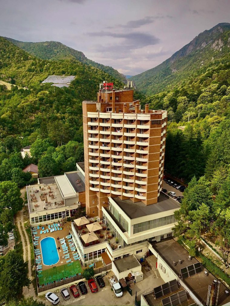 Statul confiscă hoteluri, băi termale și un cazinou din Băile Herculane