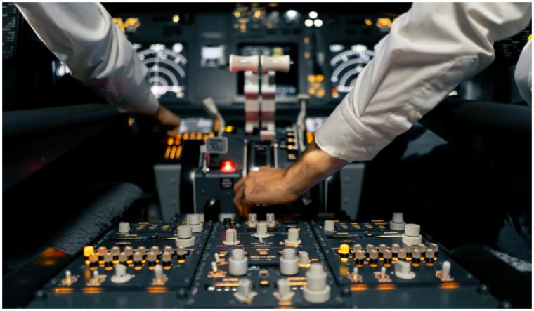 Un pilot aflat sub influența drogurilor a încercat să oprească motoarele unui avion în plin zbor