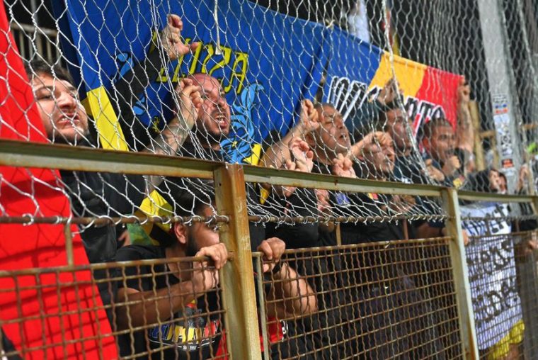 Scandal după Bosnia – România: Suporterii români bătuți și evacuați de pe stadion de poliția din Zenica