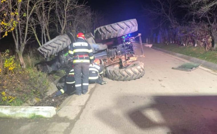 Trei persoane rănite, după răsturnarea unui tractor într-un șanț