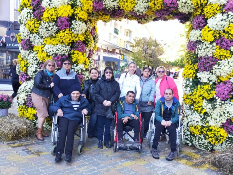 Persoanele cu dizabilități din Argeș au nevoie de un microbuz adaptat nevoilor. Cum poți ajuta printr-un simplu sms