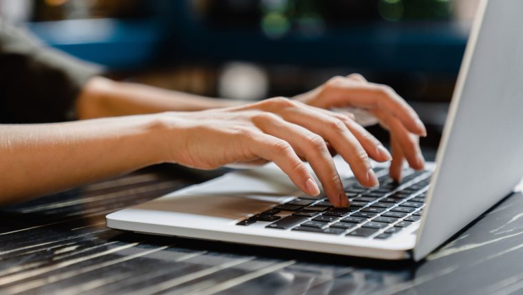 Mai multe site-uri din România și platformele Facebook, X și OpenAI au picat