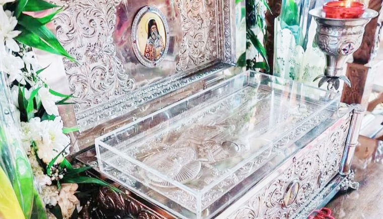 Racla cu moaştele Sfântului Nectarie – la Biserica „Sfântul Nicolae” din Racoviţa