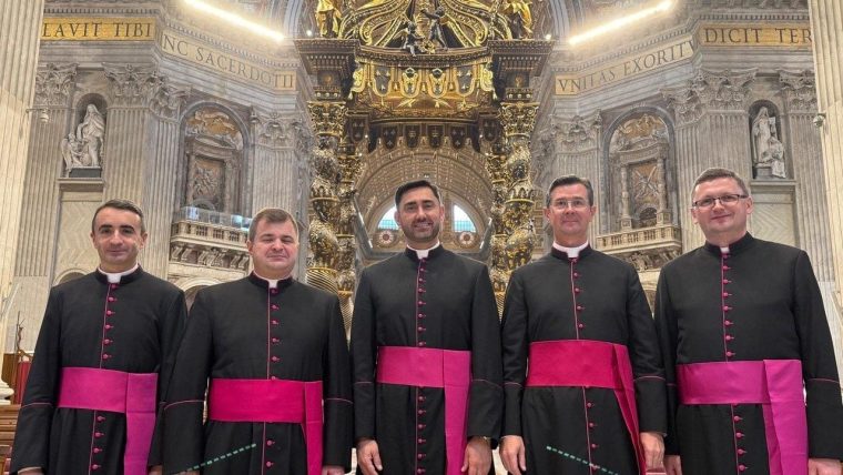 Un român, numit în premieră adjunct al ministrului de externe al Vaticanului