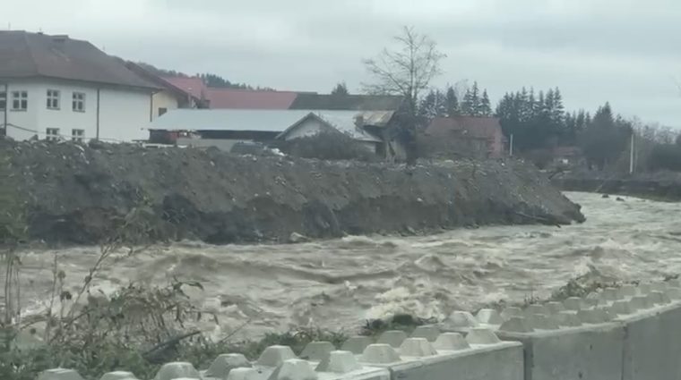 VIDEO. Deversare simulată la Vidraru. Albia râului a fost testată din nou