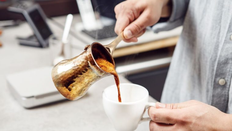 Tânără de 26 de ani, în stare gravă după ce a băut o cafea în Istanbul. Băutura ar fi fost preparată cu detergent de vase