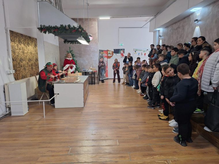 Expoziția Globurile copilăriei noastre – punctul de atracție al Fabricii lui Moș Crăciun