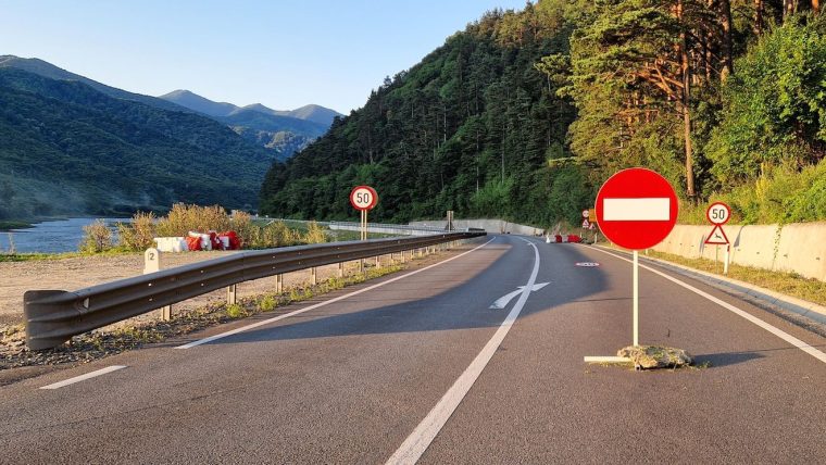 Restricţii de circulaţie pe Valea Oltului timp de o lună. În minivacanţa de 1 decembrie, restricțiile vor fi ridicate