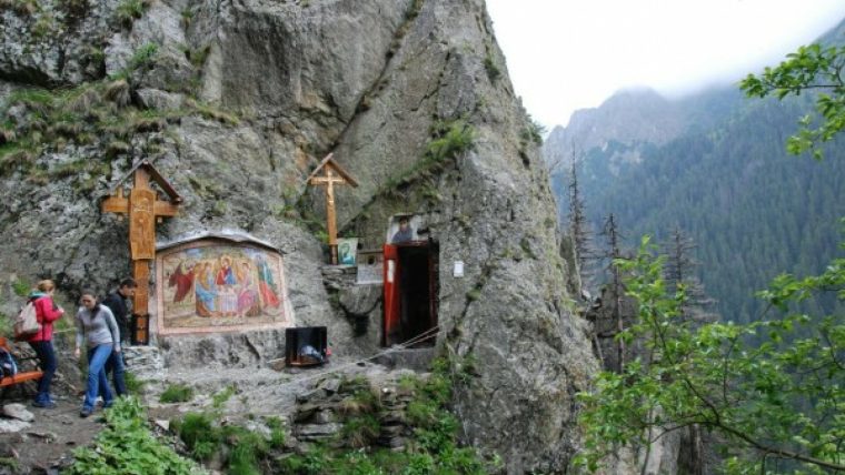 Au vrut să ajungă la Chilia lui Arsenie Boca și au rămas blocați pe drumul forestier