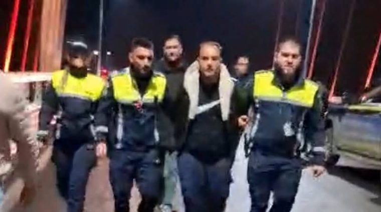 După ce l-a înjunghiat pe taximetrist în Mioveni, i-a luat și geaca. Cine sunt polițiștii care l-au prins