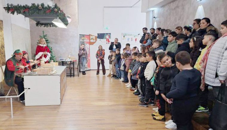 Expoziţia Globurile copilăriei noastre – punctul de atracţie al Fabricii lui Moş Crăciun