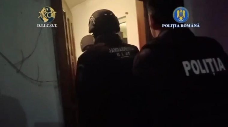 VIDEO. Români și moldoveni falsificau acte și permise de conducere în Argeș