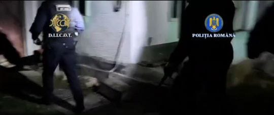 (Video) Persoane cercetate la DIICOT Pitești pentru trafic de droguri! Percheziții în două dosare
