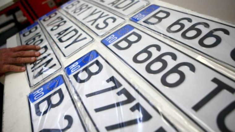 Patru poliţişti acuzaţi că luau mită la înmatriculări