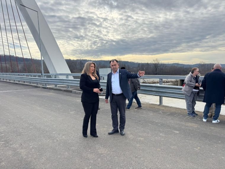 Podul peste râul Argeșel a fost recepționat. Construcția impresionantă leagă Mioveniul de comuna Davidești