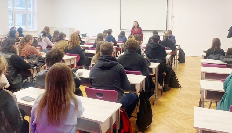 Campania „Fără bullying în şcolile argeşene”. Cum treci de la traumă la motivaţie. Psihologul Andra Văsîi explică