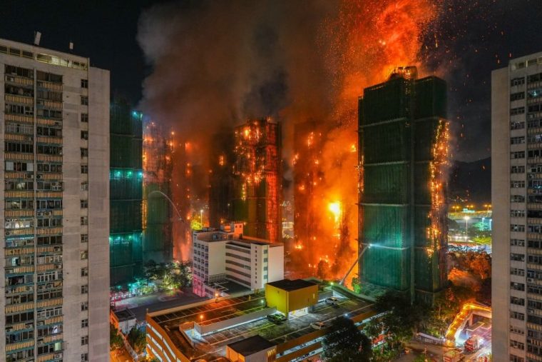 Incendiu devastator într-un complex rezidențial din Hong Kong: 55 de morți, 123 de răniți, 279 de persoane dispărute