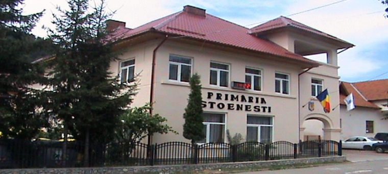 Video. Tânăr reținut după ce a lovit un angajat al Primăriei Stoenești