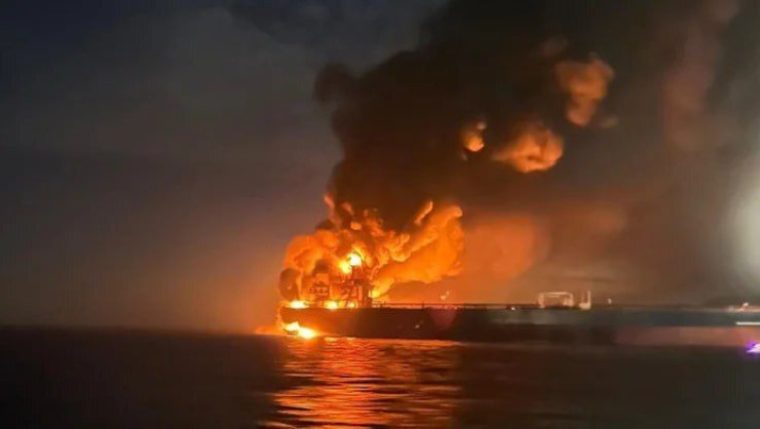 Două petroliere cuprinse de flăcări în Marea Neagră, după explozii inexplicabile