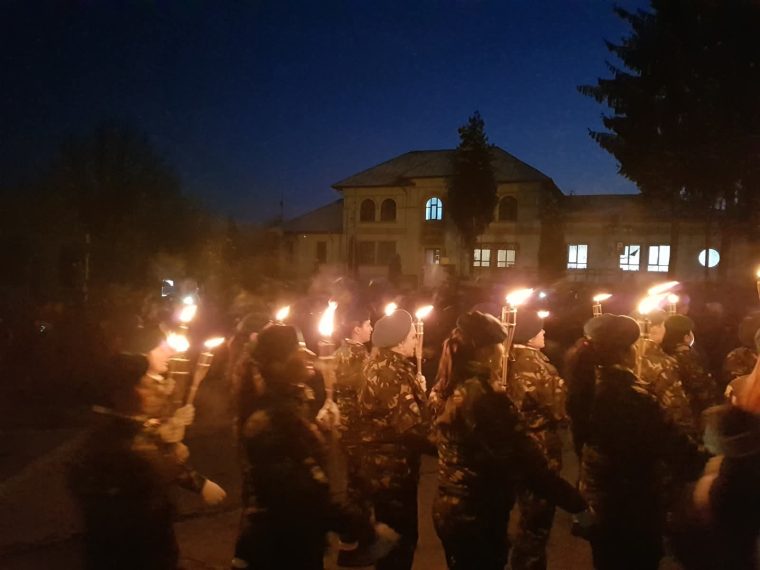Soldații vor defila cu torțe în Curtea de Argeș. Se aprind și luminițele