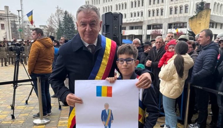 Primarul Piteștiului, suprins de un copil la parada de 1 Decembrie