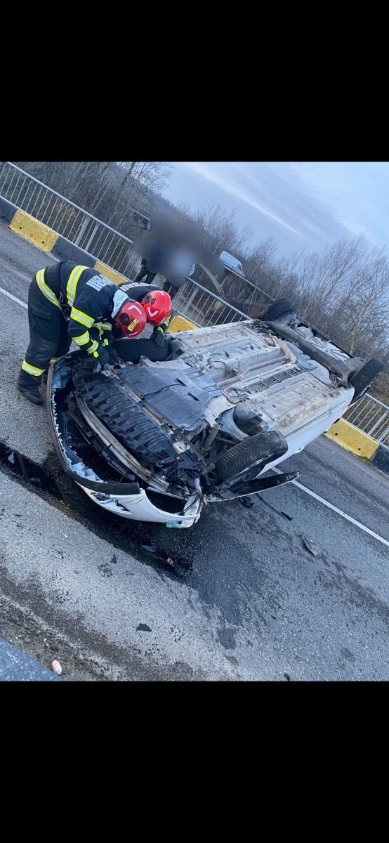 Un autoturism răsturnat pe plafon a blocat circulația la Lunca Corbului