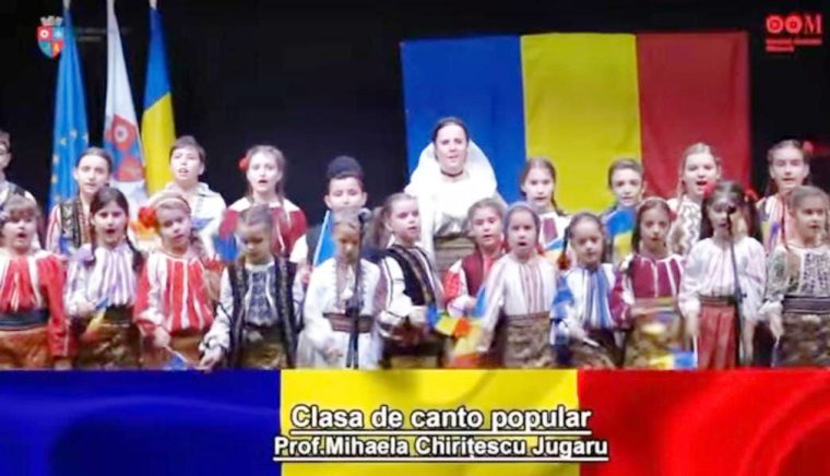 Copiii de la Centrul Cultural Mioveni, în costume populare, pe scenă de Ziua Naţională