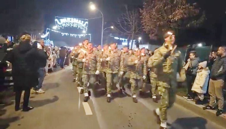 Soldaţii au defilat cu torţe în Curtea de Argeş