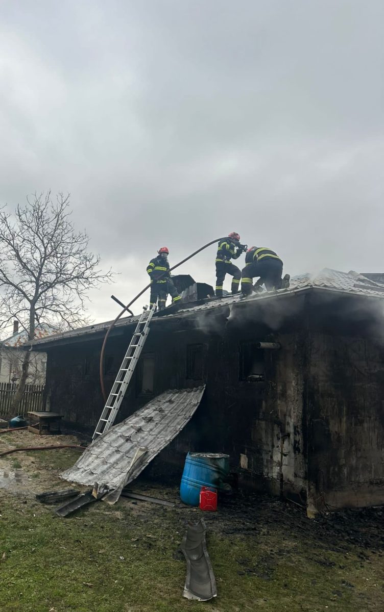 I-a ars acoperișul casei de la un cablu electric defect