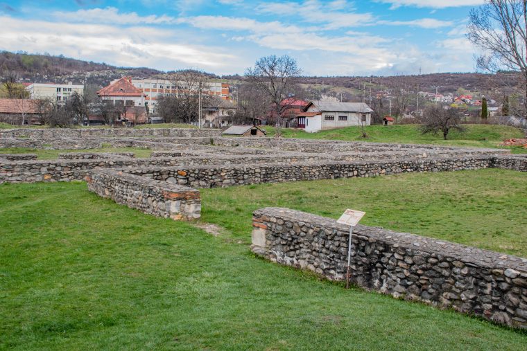 Toate construcțiile moderne din interiorul Castrului Roman Jidova vor fi demolate. Reabilitare cu fonduri europene