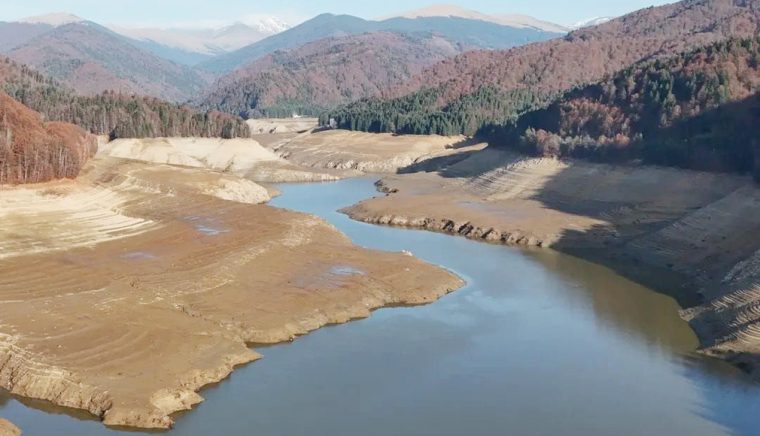 Spectacolul impresionant de la Vidraru, în imaginile unui ghid local. Nedelea Manu: „Pe fundul lacului am găsit un angrenaj de la Mocăniţa care mergea la Cumpăna”