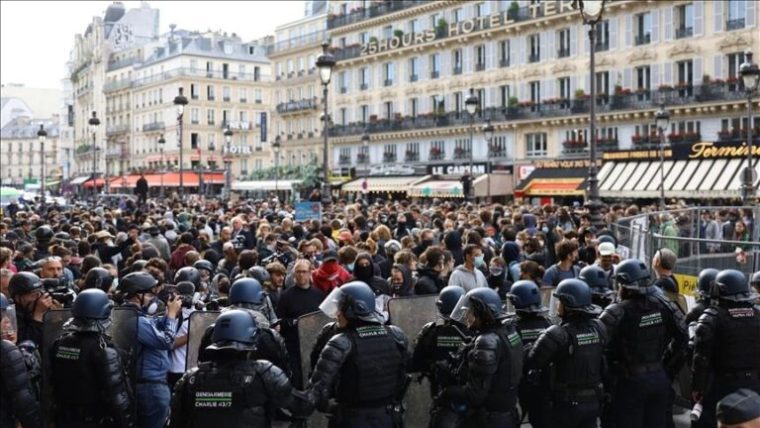 Proteste masive în Franța: Școli închise, trenuri blocate și administrația paralizată