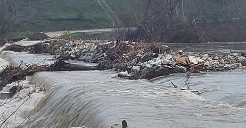 Râul Argeș a ieșit din matcă. Un pod s-a rupt la Budești