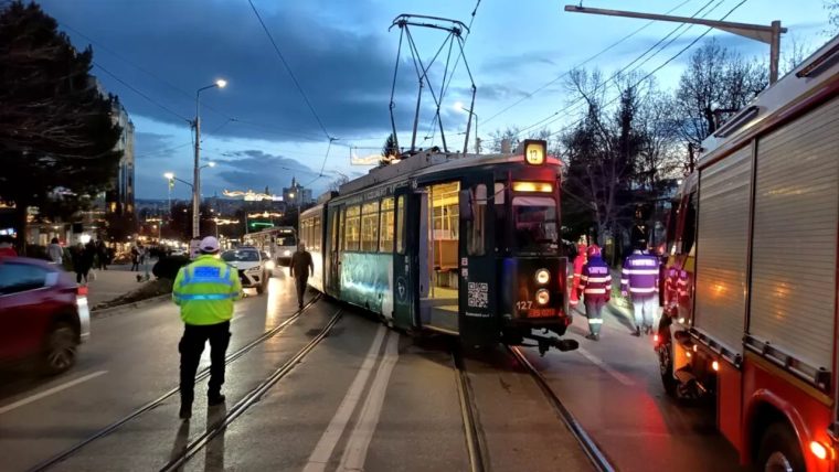 Tramvai sărit de pe șine în centrul Iașului după un impact în trafic
