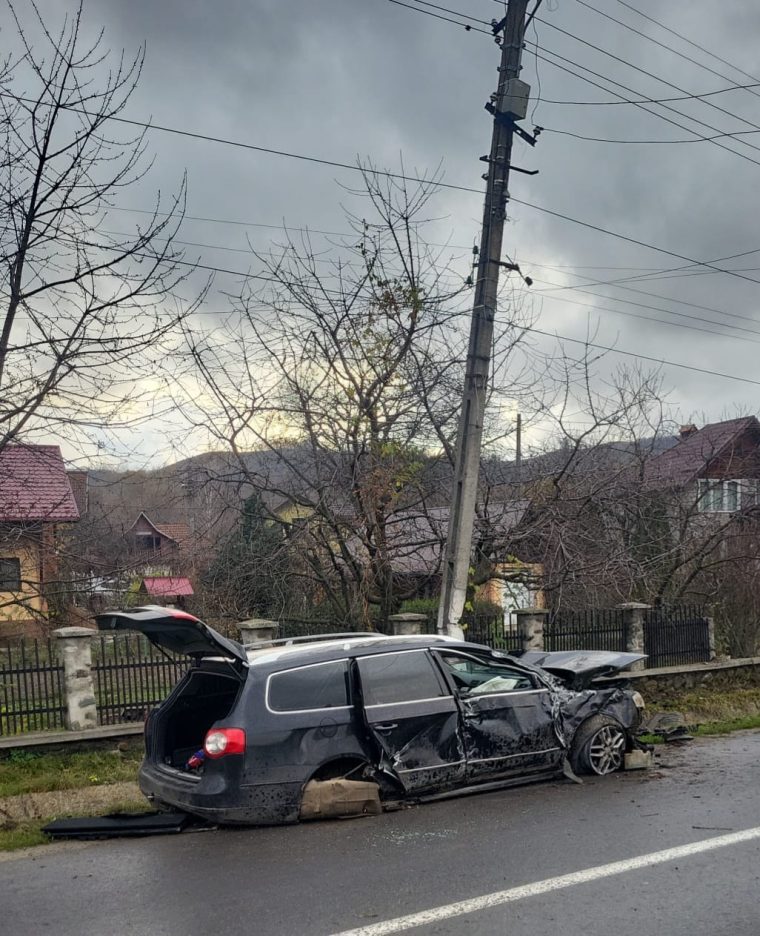 Accident în Argeș, la Lerești. Mașină intrată în stâlp